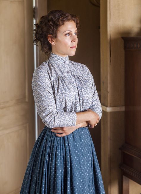 Printed calico fabrics were very popular and in the frontier, as they were cheap and of the plain weave style (thus quicker to make). The hues and patterns were applied by wooden block printing (see more https://en.wikipedia.org/wiki/Woodblock_printing). From S01E01 "Lost and Found." Pioneer Dresses, Pioneer Clothing, Pioneer Dress, When Calls The Heart, Period Outfit, Lost And Found, Edwardian Fashion, Film Tv, Historical Dresses