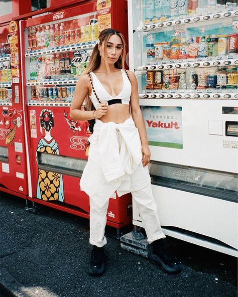 Eva Gutowski (@mylifeaseva) • Instagram photos and videos Korea Kgsp, Tokyo Instagram Pictures, Tokyo Photo Ideas, Tokyo Photoshoot, Japan Instagram Photos, My Life As Eva, Outfits Japan, Tokyo Picture, Thrift Manifest