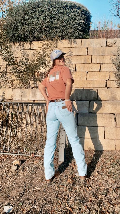 Cowboy Cut Jeans Outfit, Wrangler Cowboy Cut Women, Simple Western Outfits For School, Cowboy Cut Wranglers Women Outfits, Punchy Aesthetic, Western Closet, Simple Western Outfits, Cowgirl Fits, College Plan