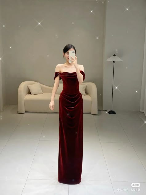 Old Hollywood Red Dress, Red Dress Classy Elegant Long, Premier Dresses, Dresses Anime, Hollywood Glam Dress, Infinity Dress Styles, Premier Dress, Cover Outfits, Old Hollywood Dress