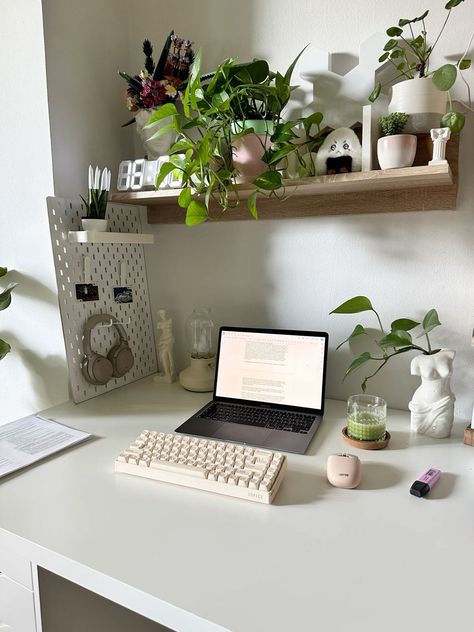 Study Desk Organization Student, Desk Organization Student, Desk Organisation Student, Study Desk Organization, Study Aesthetics, Student Tips, Desk Aesthetic, Study Desk Decor, Desk Layout