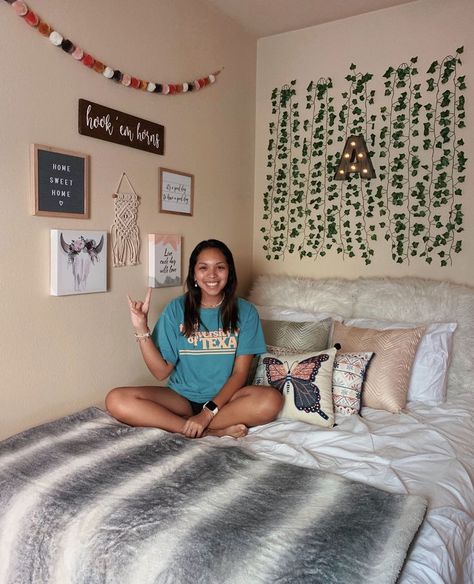 college dorm room, the university of texas at austin University Of Texas At Austin Dorm, Dorm Planning, House Fever, Collage Dorm, College Apartments, Dream Dorm, Girl Dorms, College Dorms, Ut Austin