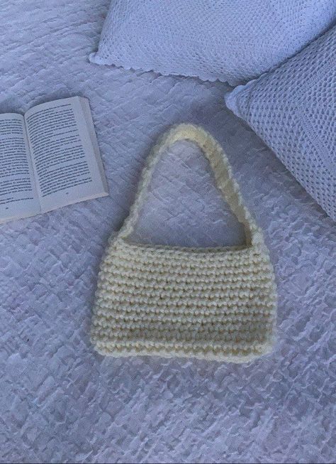 Crochet Bag Ideas Handbags, Crochet Baguette Bag, Crochet Bag Aesthetic, Crochet A Bag, Easy Crochet Bag, Baguette Bags, Crochet Shoulder Bags, Crochet Fairy, Shoulder Bags Pattern