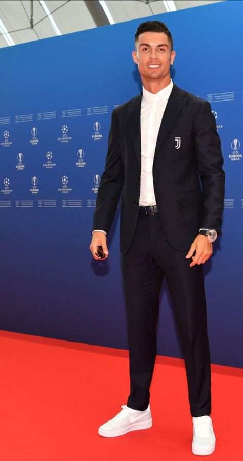 Cristiano Ronaldo Suit Style, Cristiano Ronaldo Casual Style, Ronaldo Suits Style, Footballers In Suits, Neymar Black Suit, Ronaldo Outfit, Mens Dress Trousers, Men Nike Shoes, Prom Men