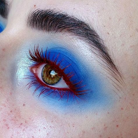 Blue smokey eye with rusty red mascara and eyeliner Red Mascara, Editorial Make-up, Makeup Silver, Blue Smokey Eye, Maquillage On Fleek, Artist Makeup, Linda Hallberg, Makeup Tutorial Eyeshadow, Trendy Makeup