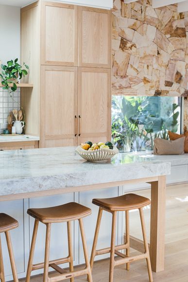 Natural Wood And White Kitchen, Wood And White Kitchen, Kyal And Kara, Deco Kitchen, Wood And White, Interior Bathroom, Beach House Kitchens, Island Bench, Modern Deco