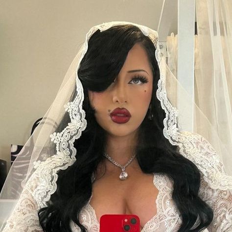 Dark Feminine Wedding, Halloween Bride Makeup, Dead Bride Makeup, Goth Wedding Hair, Wedding Hair Vintage, Dark Bride, Bella Goth, Vintage Wedding Hairstyles, Vintage Elopement