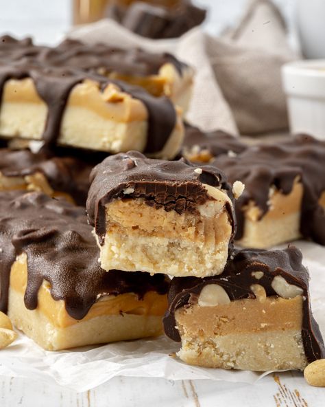 Healthy Snickers Bar, Meditranian Diet, Nourishing Desserts, Snickers Slice, Snickers Bars Recipe, Healthy Snickers, Lauren Kelly, Healthy Candy, Chocolate Peanut Butter Fudge