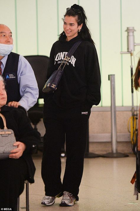 Black Balenciaga Outfit, Balenciaga Outfit, Top Pictures, Lax Airport, Black Balenciaga, Things That Matter, High Street Fashion, Total Black, Celebrity Street Style