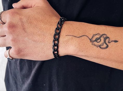 Men guy boy girl women tattoo inspiration inspo snake snakes tat geometric shapes lines micro aesthetic Small Snake Tattoo Men, Men’s Small Tattoos Wrist, Geometric Snake Tattoo, Snake Tattoo Men, Jay Alvarez, Geometric Snake, Small Snake Tattoo, Hand Tatto, Small Snake