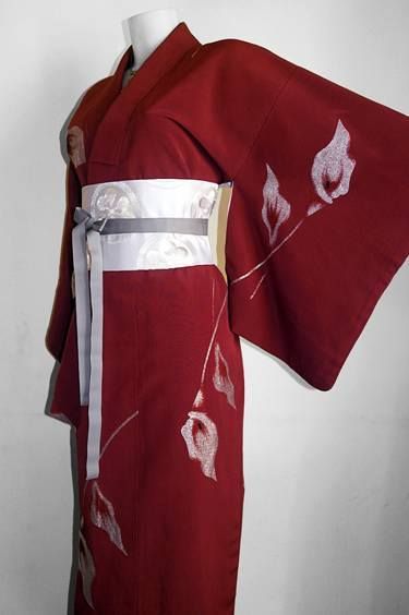 ... Japanese Dress Traditional, Red Yukata, Red Kimono Outfit, Kimono Ideas, Kimono Traditional, Japanese Traditional Clothing, Red Kimono, Kimono Japan, Kimono Outfit