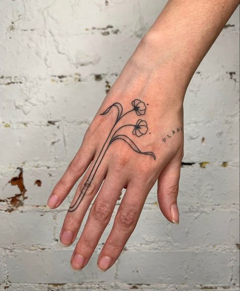 Back Of Hand Tattoos, Flower Finger Tattoos, Traditional Hand Tattoo, American Traditional Tattoo Ideas, Traditional Tattoo Ideas, Tattoo Me, Finger Tattoo For Women, Knuckle Tattoos, Tattoo Themes