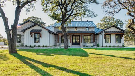 Entertainer's Dream - Front - Farmhouse - Exterior - Dallas - by Bohannon Design Team | Houzz Stone Exterior Home, Mediterranean Farmhouse Exterior, Country Farmhouse Exterior, Country Home Exterior, Texas Farmhouse, Stone Exterior Houses, Exterior Home Design, Exterior House Remodel, Hill Country Homes