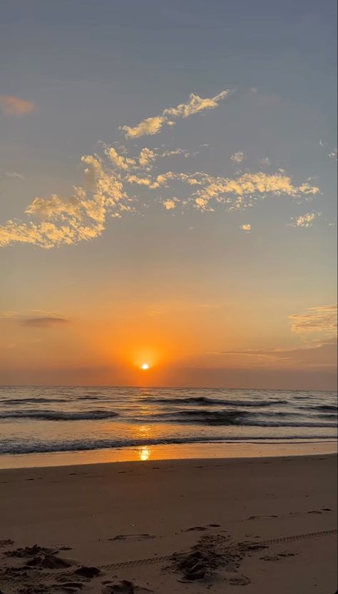 Beach Sunset Images, Sunset Iphone Wallpaper, Lexi Hidalgo, Surf Aesthetic, Beach Art Painting, Summer Sunrise, Sunrise Pictures, Sunset Rose, Sunset Images