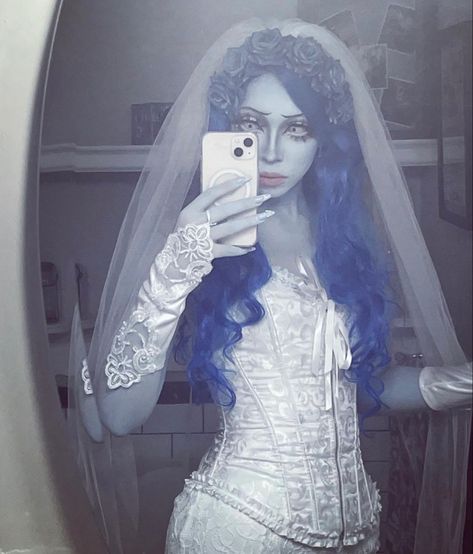 Corpse Bride Emily Cosplay, Corpse Bride Costume Aesthetic, Corspride Bride Costume, Corse Bride Costume, Corps Bride Costumes, Emily Costume Corpse Bride, Tim Burton Costume Ideas Women, Emily Corpse Bride Cosplay, Witch Costumes Aesthetic