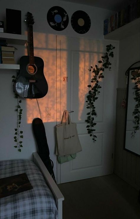 Grunge Bedroom Aesthetic, Grunge Room Ideas, Styl Grunge, Room Pieces, Grunge Bedroom, Chill Room, Room Redesign, Grunge Room, Indie Room