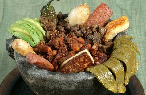 Molcajete de Arrachera, queso,chiles y nopales, chorizo muy rico¡¡ Mocajete Recipe, Best Mexican Recipes, Mexico Food, Comfort Dishes, Carne Asada, Cafe Food, Tasty Dishes, Indian Food Recipes, Mexican Food Recipes