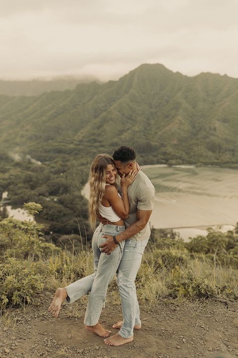 Beach Couple Pictures, Hawaii Photoshoot, Couple Adventure, Couples Photoshoot Outfits, Couples Photoshoot Poses, Mountain Photoshoot, Inspo Photoshoot, Jungle Wedding, Engagement Picture Outfits