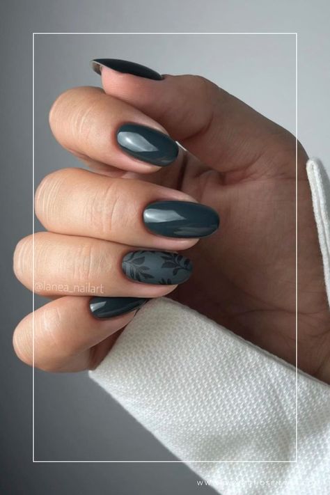 dark grey winter nails Dark Gray Nails With Design, Dark Grey Nail Designs, Dark Gray Nails, Nail Art Gris, Dark Green Nail Designs, Fall Leaf Nail Art, Dark Grey Nails, Statement Nails, Leaf Nail Art