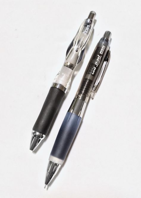 Clear Grey Ergonomic Duo: ZEBRA nuSpiral CC ballpoint & customised UNI alpha-gel HD mechanical pencil. Clear Mechanical Pencils, Mechanical Pencils Aesthetic, Best Mechanical Pencil, Mechanical Pen, Stationery Obsession, Kawaii School Supplies, Led Pencils, Study Stationery, Cool School Supplies