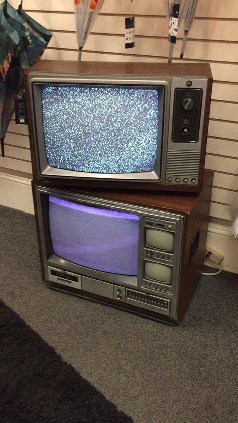 Old Tv Aesthetic, Gabe Core, Tv Reference, Old School Tv, Y2k Tv, Tv Painting, Dragon Mountain, Tv Aesthetic, School Tv