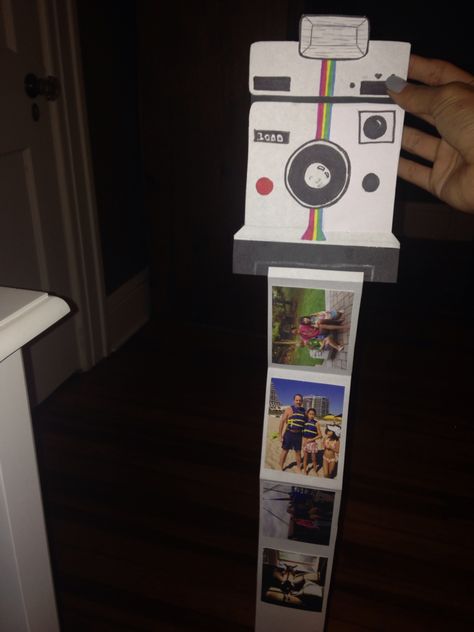 Cutest card ever. Draw a Polaroid camera then make an album of picture of your friends or family. Polaroid Camera, Photo Camera, Art Attack, Camera Cards, Pictures Of You, Cute Cards, Diy Ideas, Film, Gifts