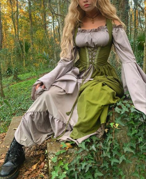 Colorful Medieval Clothes, Medieval Times Outfit Modern, Medieval Woman Outfit, Renfaire Elf Outfit, Simple Medieval Outfit, Renassaince Fair Outfit, Renisance Fair Outfit Women, Rennaisance Fair Outfits, Medieval Fair Outfit