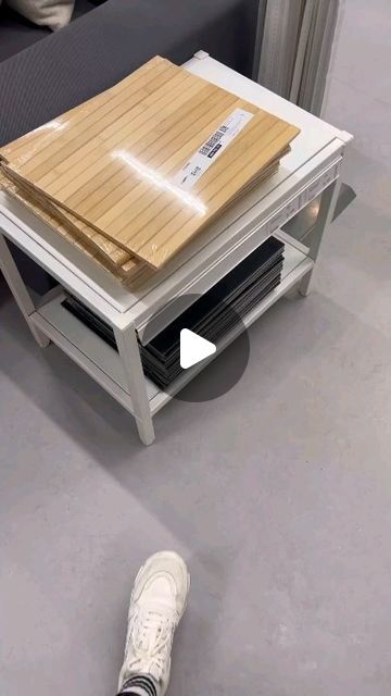 Jysk | Action | Ikea hacks and  diy ideas on Instagram: "Follow @action_jysk_ikea_hacks for more home ideas 🏠  Neu bei Ikea & ein kleiner Hack: Beistelltisch „BRUKSVARA“ 🤍  Ich habe diesen neuen Beistelltisch bei Ikea entdeckt: und das Coole - man kann ihn entweder als Couch- oder Beistelltisch nutzen oder aber einfach hochkant an die Couch schieben und ihn dann zum Arbeiten oder als Ablage für Snacks und Getränke beim Fernsehen nutzen 🙌🏻  Da man in der zweiten Version dann immer die Schrauben sieht, habe ich die Bambusplatte „RÖDEBY“ in der Länge etwas gekürzt, geht total easy, und sie dann angeklebt. Was man im Reel nicht sieht, aber was man unbedingt machen sollte, ist die Stellen, an denen man klebt, einmal leicht anzuschleifen. Habe ich beim ersten Mal nicht gemacht und nach kurze Ikea Armrest Tray Hack, Ikea Knarrevik Hack, Rödeby Hack, Ikea Rödeby Hack, Jysk Ideas, Action Hacks Diy, Besta Ikea, Ikea Besta, Diy Ikea