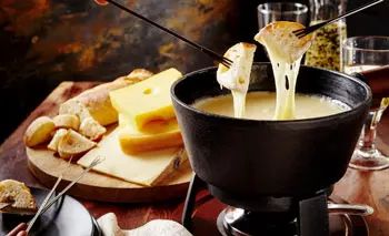 How To Use A Fondue Pot? Easy Guideline For Beginners Best Cheese Fondue, Swiss Cheese Fondue, Swiss Fondue, Dessert Fondue, Beer Cheese Fondue, Fondue Dinner, Swiss Cuisine, Fondue Recipes Cheese, Party Dip Recipes