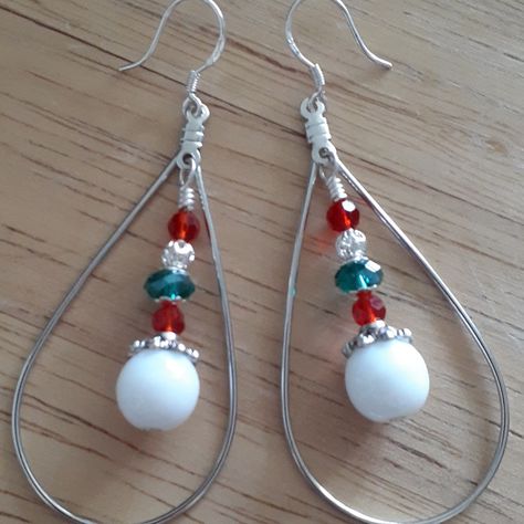 Brand New Earrings! Made With Red, Green, And White Glass Beads. Silvertone. Length: 2.75 Inches. Lightweight French Hook Earwires. Perfect For Christmas. Designed & Handmade By Me, Diane. Check Out My Wire Wrapping Technique! Christmas Earrings Ideas, Diy Grinch Earrings, Diy Stud Earrings Ideas, Christmas Jewelry Diy Necklace, Christmas Earrings To Make, Diy Christmas Earrings Ideas, Christmas Diy Jewelry, Esty Shop.com Jewellery, Christmas Bead Earrings