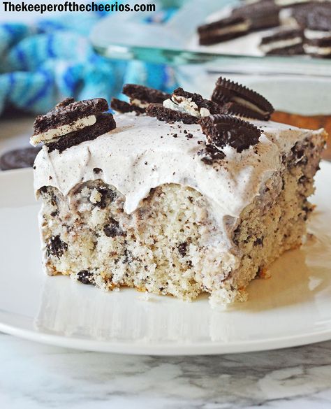 Cookies N Cream Poke Cake, Chocolate Chip Poke Cake, White Poke Cake Recipes, White Poke Cake, Cookies And Cream Poke Cake, Oreo Poke Cake Recipe, Cookies N Cream Cake Recipe, Oreo Poke Cake, Cream Poke Cake