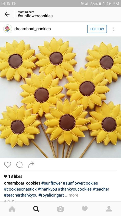 Sunflower Cutout Cookies, Sunflower Royal Icing Cookies, Sunflower Cookies Royal Icing, Sunflower Cookies Decorated, Sunflower Treats, Sunflower Sugar Cookies, Prom Cookies, Tulip Cookies, Mothers Cookies