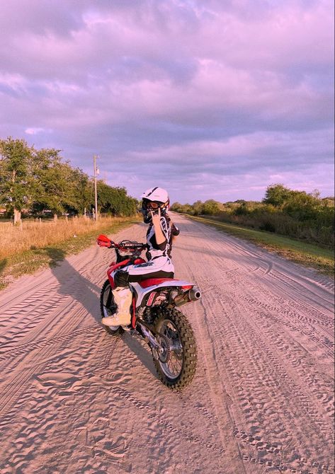 Motocross Girls, Country Girl Life, Motocross Love, Cool Dirt Bikes, Bike Riders, Motorcross Bike, Bike Aesthetic, Useful Gifts, Motorcycle Aesthetic