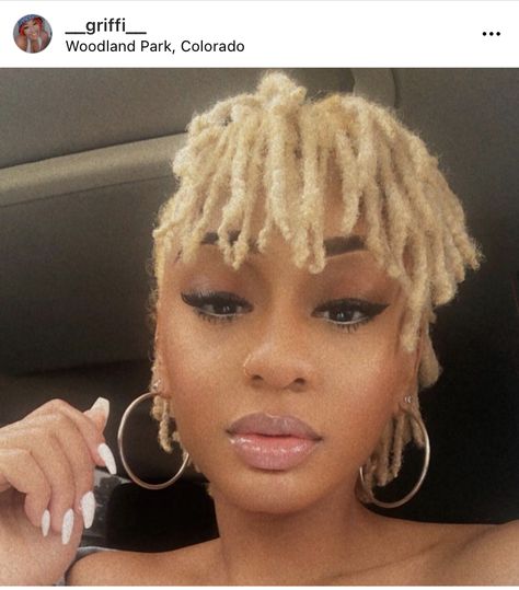 Blonde And Black Locs Black Women, Elegant Short Loc Styles, Platinum Locs Black Women, Platinum Blonde Locs Black Women, Short Blonde Locs, Highlighted Locs, Blonde Dreads Black Women, Honey Blonde Locs Black Women, Blonde Locs Black Women