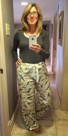 The free pajama pant pattern from Martha Stewart. Easy to make and easy to wear. Pajama Pants Pattern Free, Dress Top Pattern, Wave Paintings, Pajama Pants Pattern, Pants Pattern Free, Pant Pattern, Thrifty Thursday, Pajama Pattern, Sew Simple