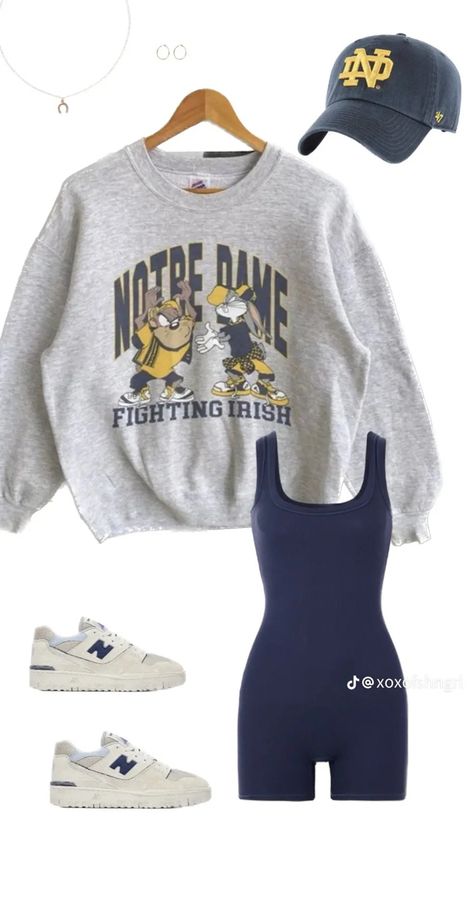 Comfy Gameday Outfit, Tailgate Outfit Cold, Cute Tailgate Outfits, Hockey Game Outfits For Women, College Wishlist, College Football Game Outfit, College Tailgate Outfit, Hockey Outfits, Gameday Fits