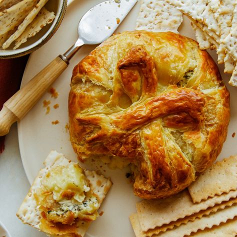 Baked Brie Recipes, Salsa Guacamole, Holiday Appetizers Easy, Holiday Appetizers Recipes, Brie Recipes, Creamy Spinach, Baked Brie, Creamed Spinach, Spinach Artichoke