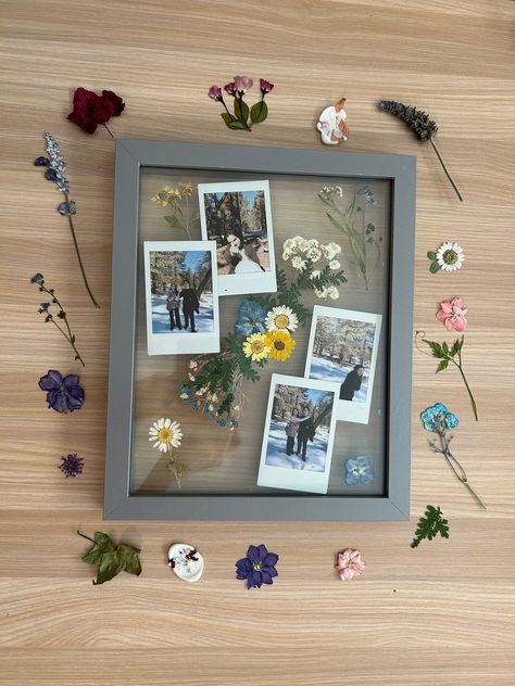 Immortalize  your cherished memories and the beauty of natural flowers in a unique and stylish way in our Custom Floating Glass Frame with Polaroid Pictures. This personalized photo display combines the nostalgic charm of Polaroid pictures with the modern elegance of a floating glass frame, creating a stunning piece of wall art that will make your favorite moments stand out. Key Features: 🖐️ Handcrafted with Care: Each frame is crafted by hand to ensure a high-quality and unique product. 📸 Cus Polaroids In Picture Frame, Picture Frame With Polaroids, Diy Picture Gifts For Mom, Polaroid Shadow Box Ideas, Frame For Polaroid Pictures, Polaroid Display Ideas Creative, Memory Decorations Ideas, Random Picture Frame Wall, Picture Frame Alternative