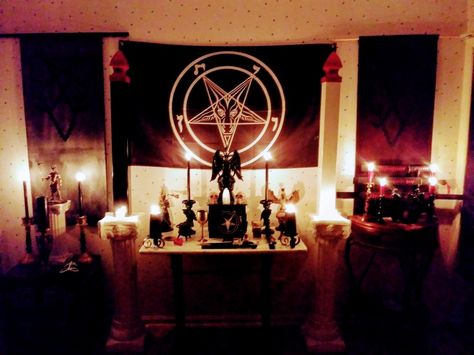 Satanic Alter of the Black Coven of The Abyssal Serpent. Augustine Moriar 2017 Baphomet Altar, Satanism Aesthetic, Satanic Bible, Dope Rooms, Laveyan Satanism, Satanic Symbols, Behold A Pale Horse, The Satanic Bible, Vampire Pictures