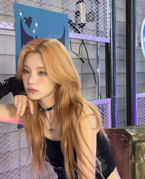 OH. MY. GOD. This is not fair. How am I supposed to live under these conditions? #yeji #yejiitzy #itzyyeji #itzy #midzy #kpop Yeji Hwang, Ye Ji, J-pop Music, Korean K Pop, Itzy Yeji, Hwang Yeji, Asian Makeup, Guess Who, Kpop Icons