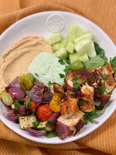 Chicken Hummus Bowl, Chicken Hummus, Chicken Confit, Hummus Chicken, Garlic Hummus Recipe, Herb Chicken Recipes, Healthy Hummus, Hummus Bowl, Hummus Ingredients