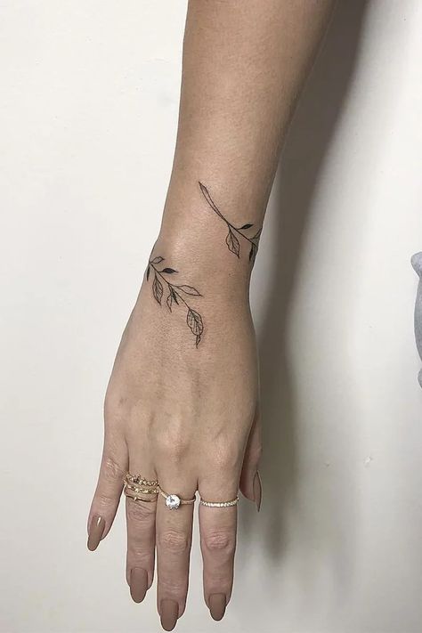 Bracelet Tattoo Ideas Tattoo Bracelets, Wrap Around Wrist Tattoos, Wrist Tattoos Girls, Wrist Bracelet Tattoo, Armband Tattoos, Palm Tattoos, Marquesan Tattoos, Norse Tattoo, Tattoo Girls