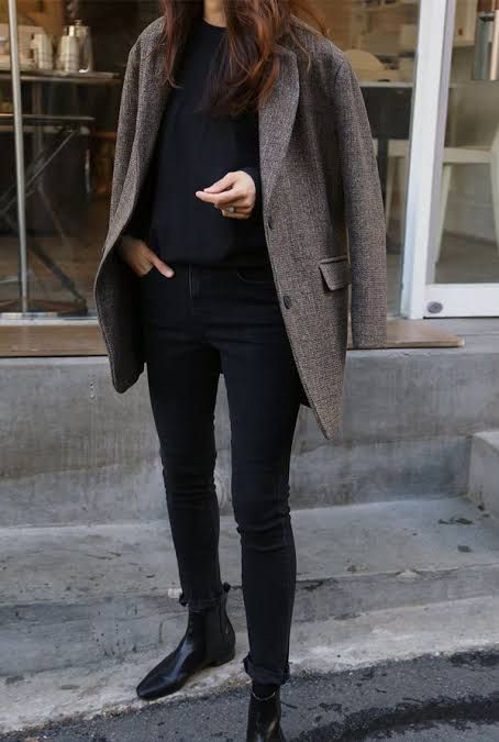 Masculine Chic Fashion, Minimal Classic Style Winter, Minimalist Outfits Women Street Styles, Minimalisticky Chic, French Minimalist Style, Street Style Minimalist, Classic Minimalist Style, Interesting Style, Chelsea Boots Outfit