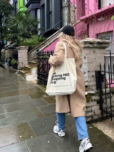 Outfit for a rainy day in london, notting hill. London streetwear, casual streetwear, peacoat, sneakers, tote bag, baseball hat, new balance Rainy Day London Outfit, The Notting Hill Shopping Bag, London Rainy Day Outfit, London Photo Ideas, London Streetwear, Street Shoot, Day In London, Notting Hill London, London Boy