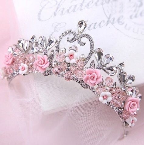 Карона ллюбви Crowns For Wedding, Princess Life, Quinceanera Crown, Crown Aesthetic, Pink Crown, Beautiful Tiaras, Floral Rosa, Makijaż Smokey Eye, Headband Tiara