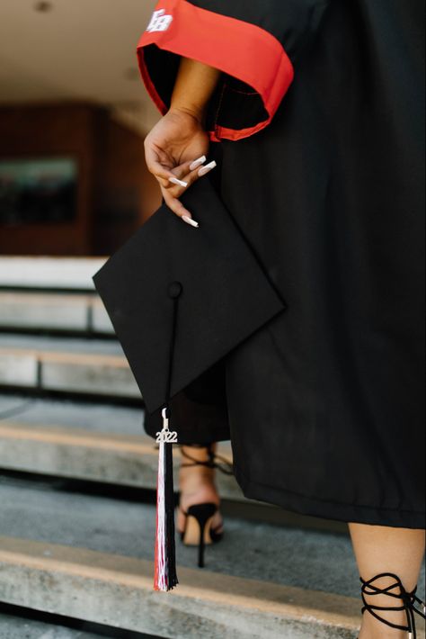 Simple Graduation Photoshoot, Graduation Campus Pictures, Black Grad Pics, College Graduation Pictures Business Major, University Graduation Pictures Ideas, Black Graduation Photoshoot, Black Grad Photoshoot, Editorial Graduation Photoshoot, Graduation Pics Black Women