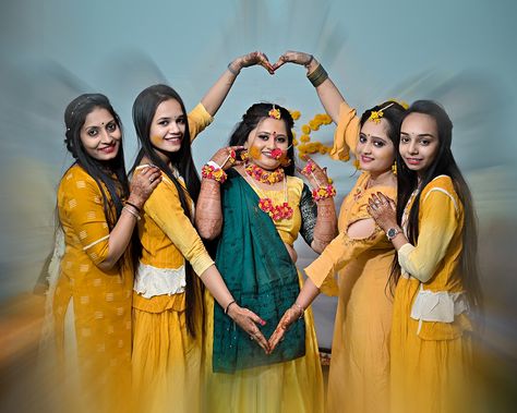 Wedding Haldi Sisters Poses, Haldi Poses For Bride's Sister, Haldi Ceremony Pictures, Haldi Rasam Photography, Mehandi Rasam Decoration, Haldhi Stills Bride Groom, Haldi Bride Poses New, Haldi Group Poses, Haldhi Stills Bride