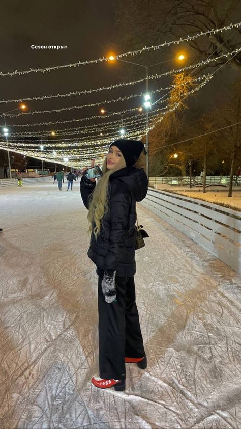 Skate Aesthetic Outfits, Winter Wonderland Outfit, Mode Au Ski, Ice Skating Pictures, Ice Photo, Ice Skating Outfit, Skating Aesthetic, Travel Pictures Poses, Winter Inspo