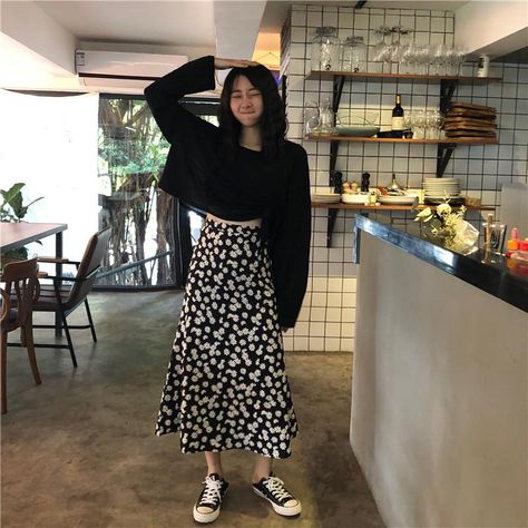 Floral Skirt Outfits, Rok Midi, Long Chiffon Skirt, Korean Skirt, Printed Long Skirt, Long Skirt Fashion, Harajuku Women, Long Skirt Outfits, Pleated Long Skirt