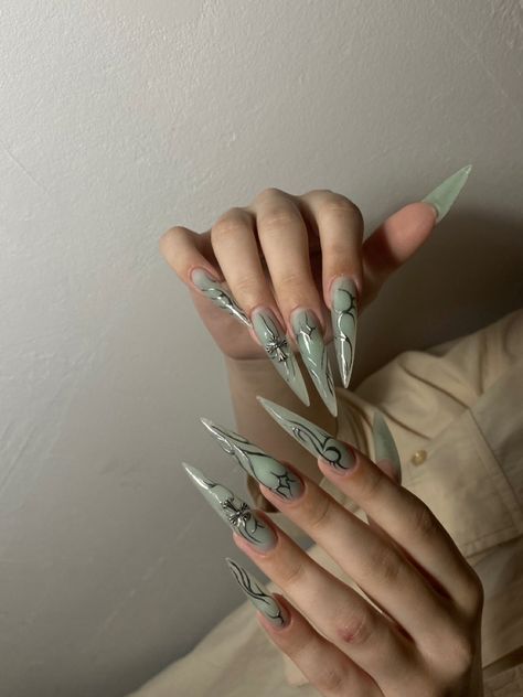 Nails Fall Almond, Green Stiletto Nails, Nail Art Designs Fall, Short Nails Fall, Fall Almond Nails Ideas, Fall Short Nails, Fall Color Nails, Stiletto Nails Long, Nail Color Fall